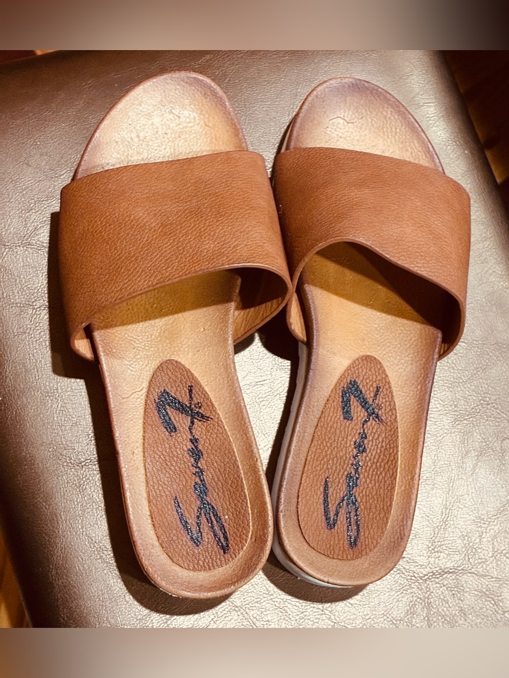 Seven7 Pearl Brown Slide Clog Sandals with White Lug Sole Size: 7 - Picture 2 of 6